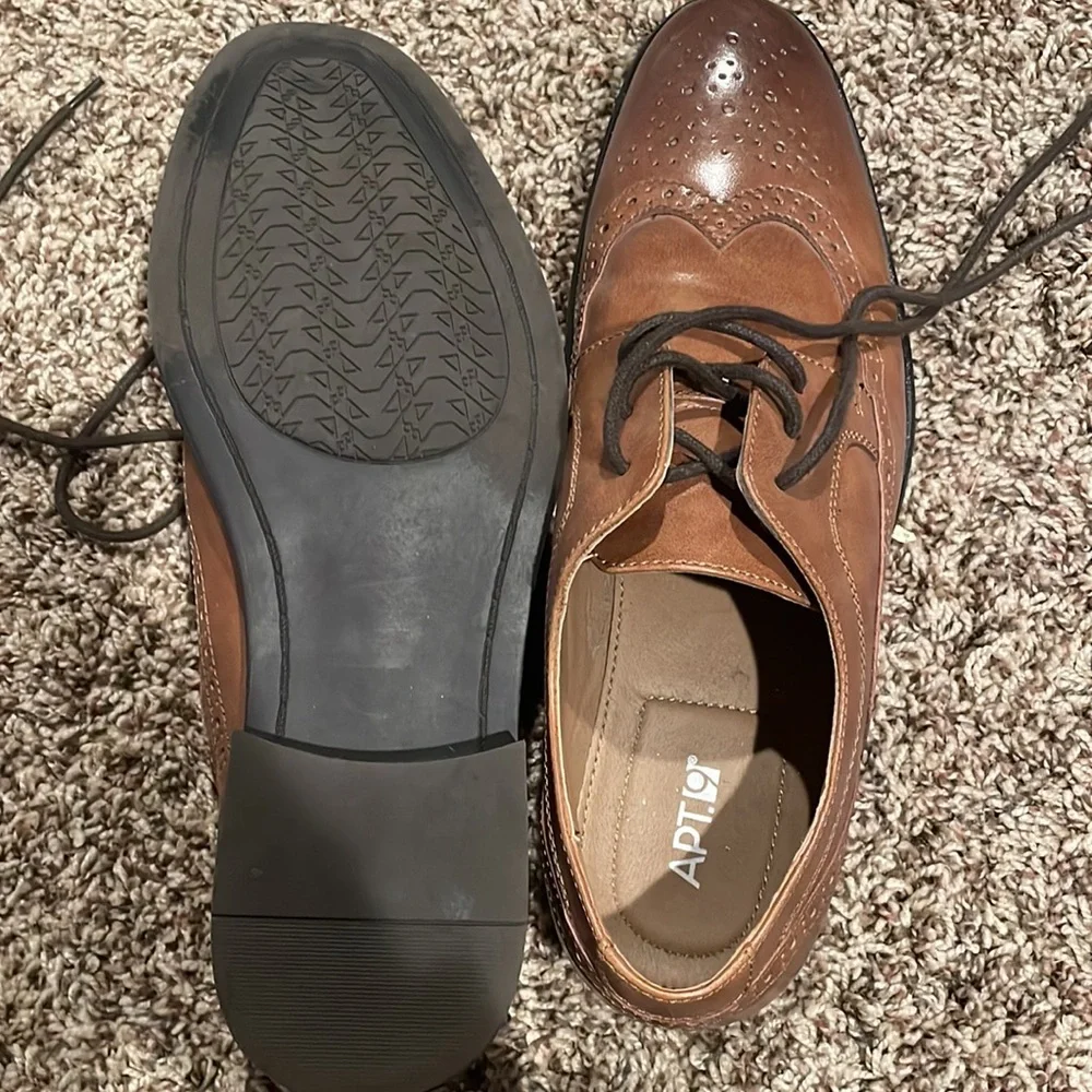 Men’s Brown Wing Tip Dress Shoes - Picture 4 of 4